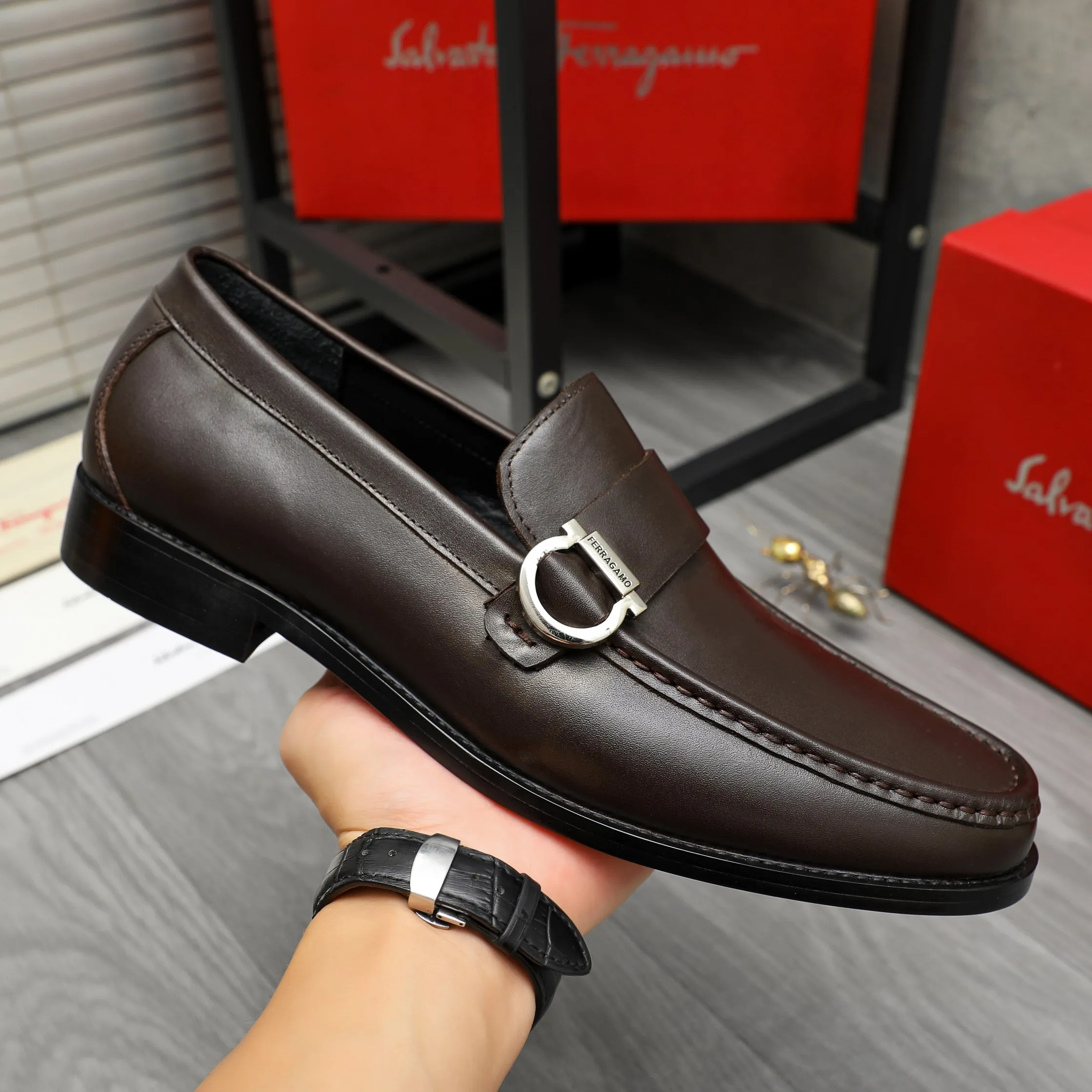 Men's shoes 💰442 Product trademark: Ferragamo "Ferragamo" business formal leather shoes Regular size: 38-46 (45.46 custom-made and non-returnable) Product materials: Selected high-quality cowhide upper, cowhide lining, original rubber outsole